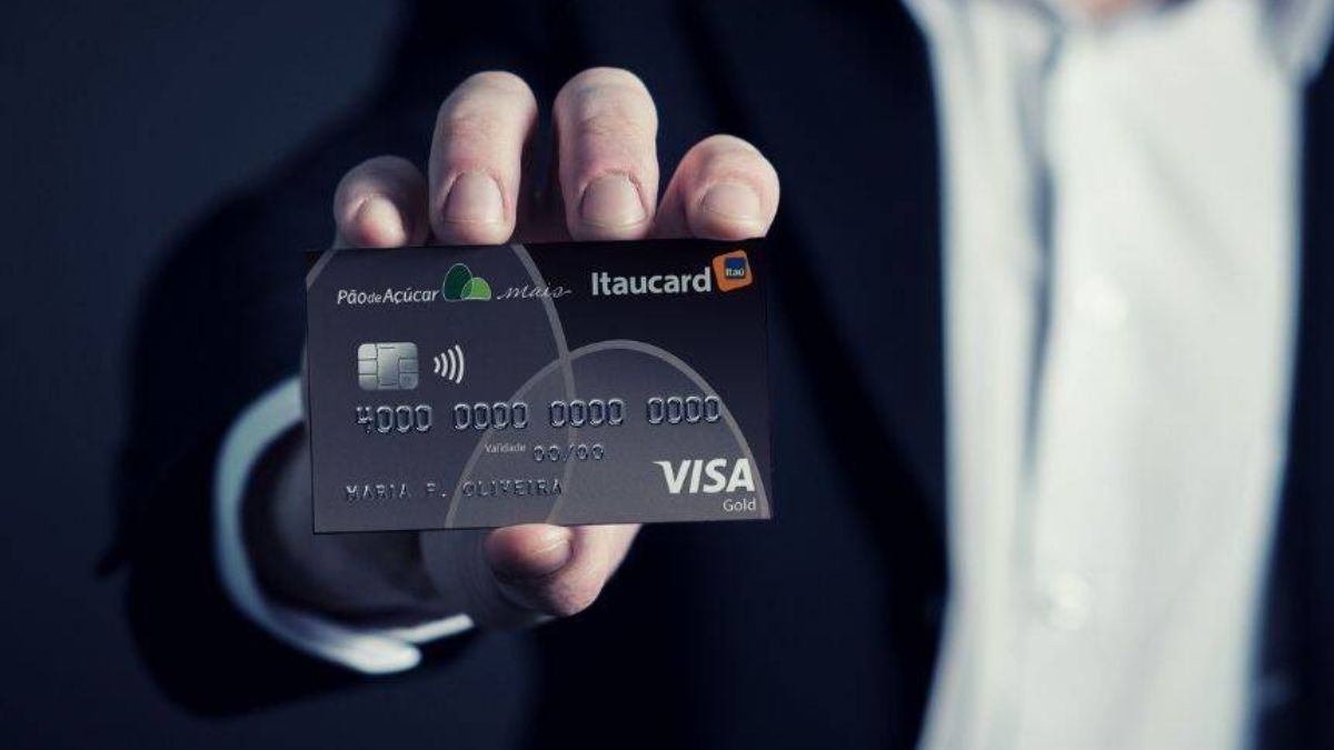 Homem segurado cartão