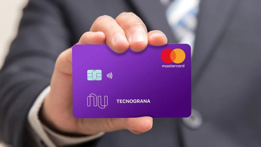 Cartão Nubank na mão