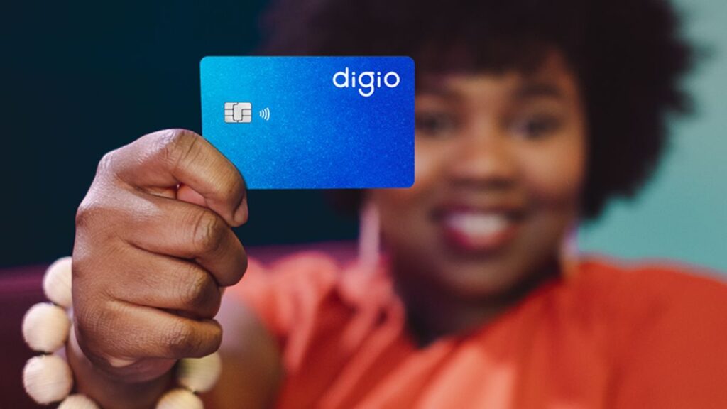 Mulher segurando cartão Digio