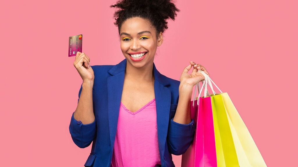 Mulher com Cartão Marisa